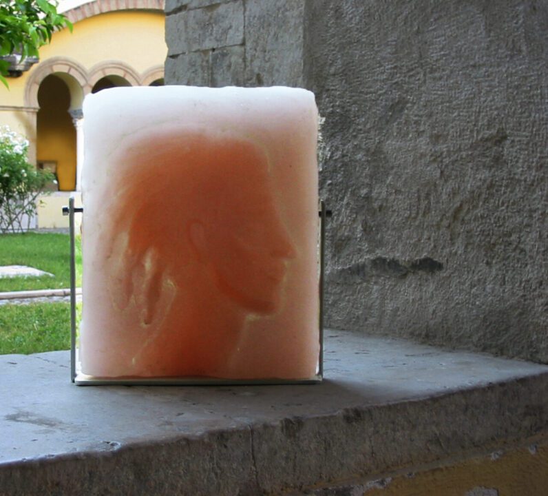 112, installazione al chiostro di Santa Sofia Museo del Sannio (Benevento), perticolare, site specific project 2003, cera microcristallina bianca e colorata lavorata a scavare, ferro verniciato, specchi, misure ambientali