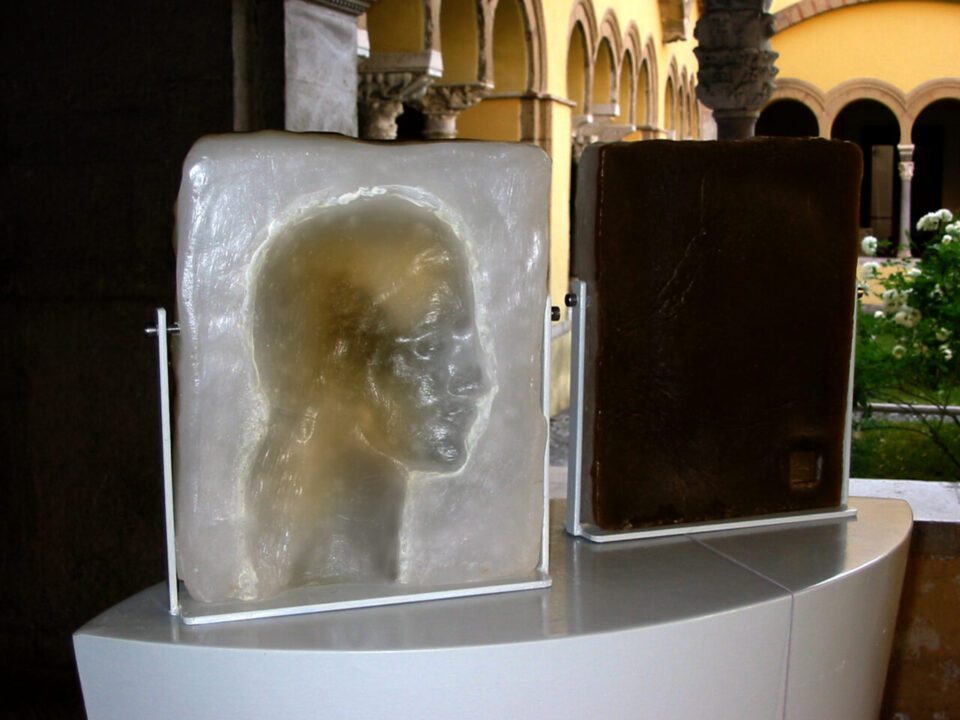 112, installazione al chiostro di Santa Sofia Museo del Sannio (Benevento), perticolare, site specific project 2003, cera microcristallina bianca e colorata lavorata a scavare, ferro verniciato, specchi, misure ambientali