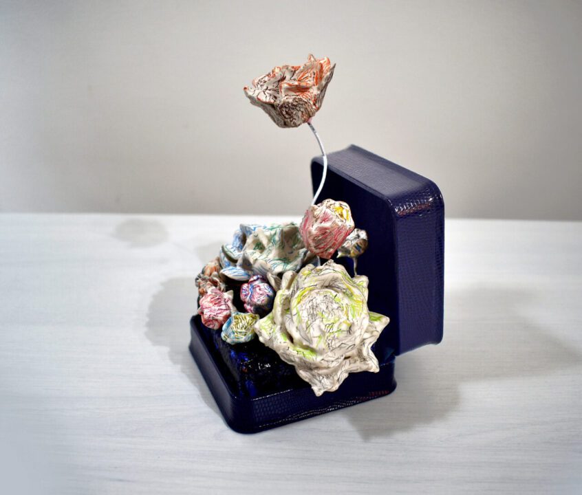 Capodimonte erotica 1, 2022, pastelli su jesmonite, astuccio di pelle, cm 12 x 14 x 17