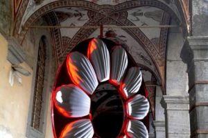 Fiore di Proust, nel chiostro degli Incurabili a Napoli, 2016, plexiglas, resina acrilica, cm 150 x 150 x 8